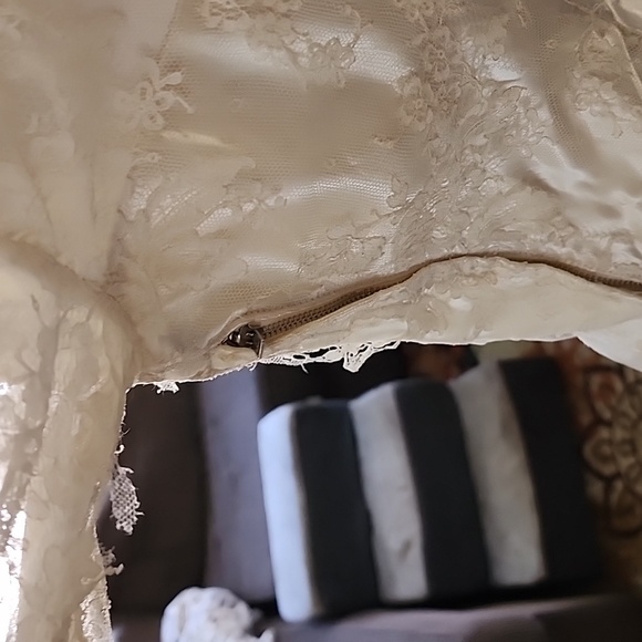 Saks Fifth Avenue 1940s Era Wedding Dress. Liquid Satin - Picture 11 of 17